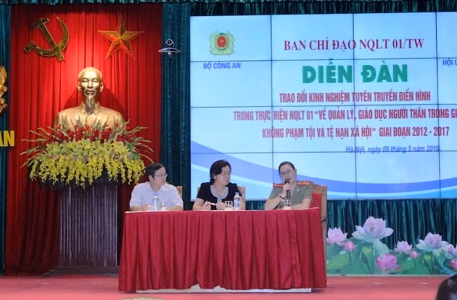 Thượng úy Lò Thị Hiếu, Phóng viên Báo CAND trao đổi kinh nghiệm viết bài điển hình tiên tiến