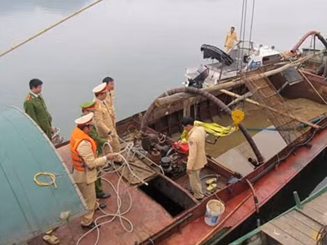 Một tàu khai thác cát bị lực lượng chức năng Hà Nội phát hiện xử lý.