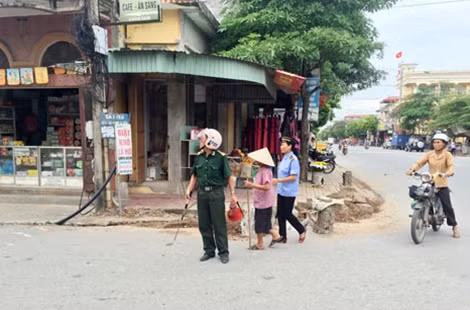 Các thành viên của tổ tự quản ATGT Vũ Quý làm nhiệm vụ.