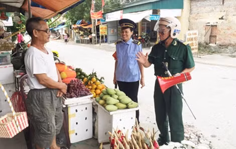 Phối hợp giữ gìn trật tự an toàn giao thông trên địa bàn.