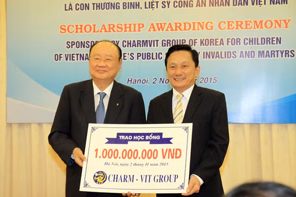 Ngài Lee Dae Bong, Chủ tịch Tập đoàn Charm –Vit đã trao tượng trưng học bổng 1 tỷ đồng Thiếu tướng Nguyễn Quang Chữ , Phó Tổng cục trưởng Tổng cục Chính trị CAND đại diện Quỹ Đền ơn đáp nghĩa Bộ Công an. Ngài Lee Dae Bong, Chủ tịch Tập đoàn Charm –Vit đã trao tượng trưng học bổng 1 tỷ đồng Thiếu tướng Nguyễn Quang Chữ , Phó Tổng cục trưởng Tổng cục Chính trị CAND đại diện Quỹ Đền ơn đáp nghĩa Bộ Công an.