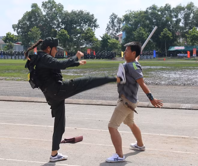 CBCS Trung đoàn CSCĐ Tây Nam Bộ biểu diễn võ thuật điêu luyện