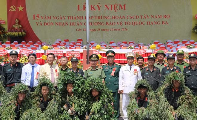 Thứ trưởng Bùi Văn Nam, cùng các đại biểu và CBCS Trung đoàn CSCĐ Tây Nam Bộ.