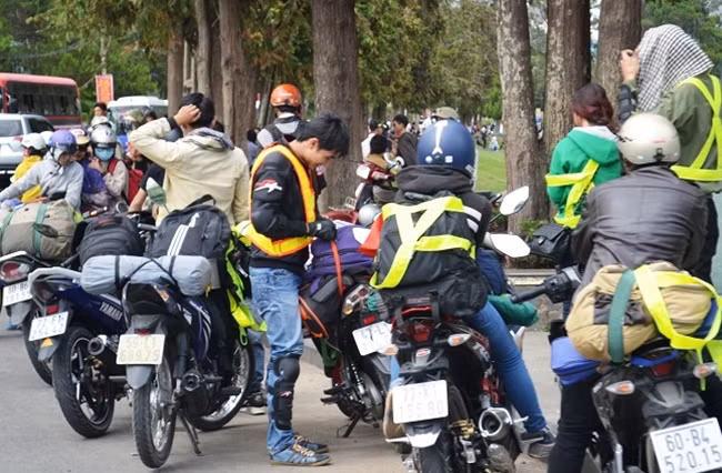 Chỉ cách đó vài tiếng, du khách hỏi phòng nghỉ đều nhận được cái lắc đầu buộc họ phải kéo ra hồ Xuân Hương ngồi năm la liệt