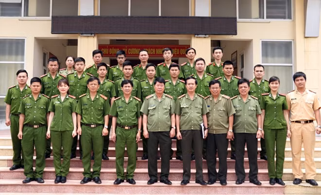 Thứ trưởng Bùi Văn Nam cùng đoàn công tác chụp ảnh lưu niệm với lãnh đạo, CBCS Công an Thị xã Kỳ Anh.