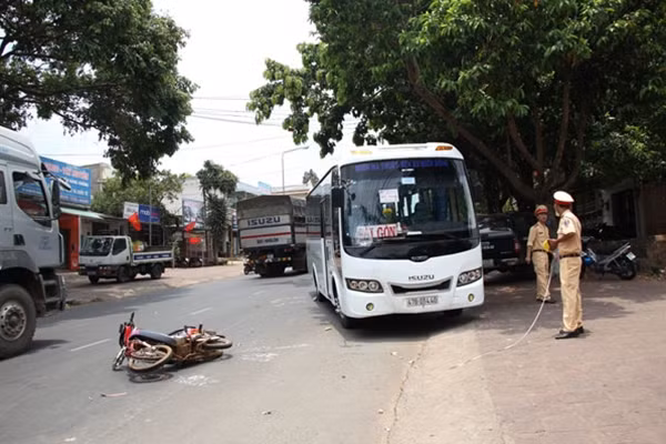 Lực lượng CSGT điều tra, làm rõ nguyên nhân vụ tai nạn.