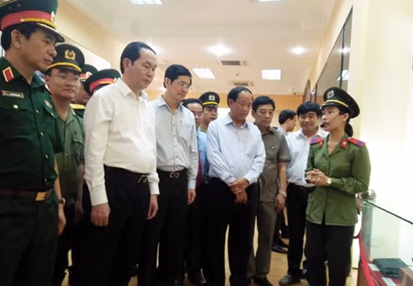 Chủ tịch nước Trần Đại Quang nghe giới thiệu kỷ vật tại Khu di tích Nước Oa.