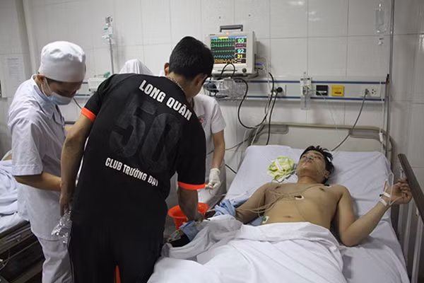 ...và những người bị thương đang điều trị tại bệnh viện.