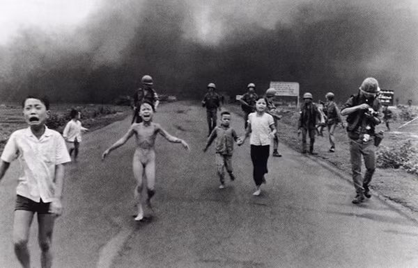Bức ảnh Em bé Napalm - Kim Phúc 1972 của Nick Út. Bị bỏng nặng trong cuộc tấn công bằng bom Napalm, trẻ em chạy kêu cứu gào thét dọc đường 1 gần Trảng Bàng, phía sau là lính Sư đoàn 25 của Việt..