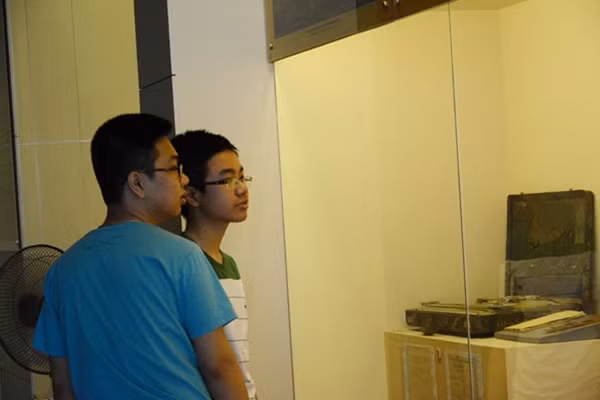 Các bạn trẻ xem lại những kỷ vật của ông cha thời chiến trường..