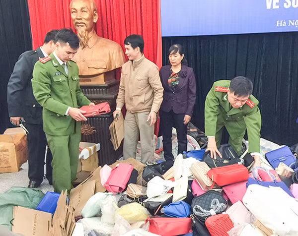 Một vụ vi phạm sở hữu trí tuệ bị phát hiện, thu giữ nhiều túi xách nhái hàng hiệu.