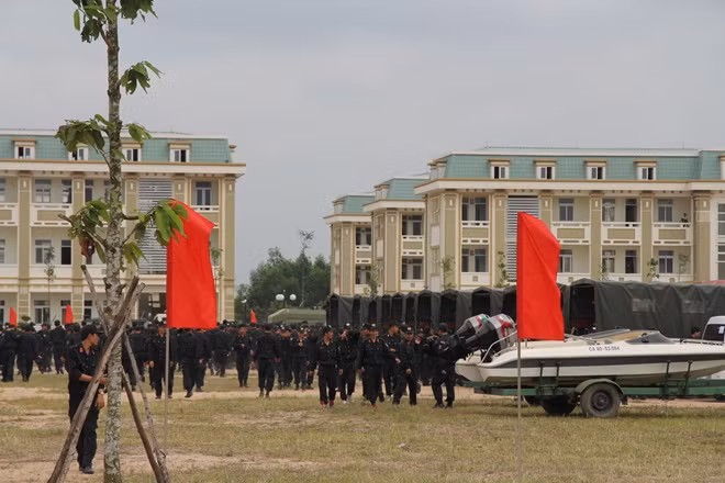 Cán bộ chiến sỹ tham gia huấn luyện.