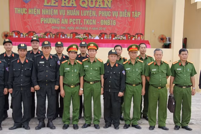 Thiếu tướng Nguyễn Thanh Bảnh cùng chỉ huy Trung đoàn 25 và các đồng chí dự lễ ra quân.