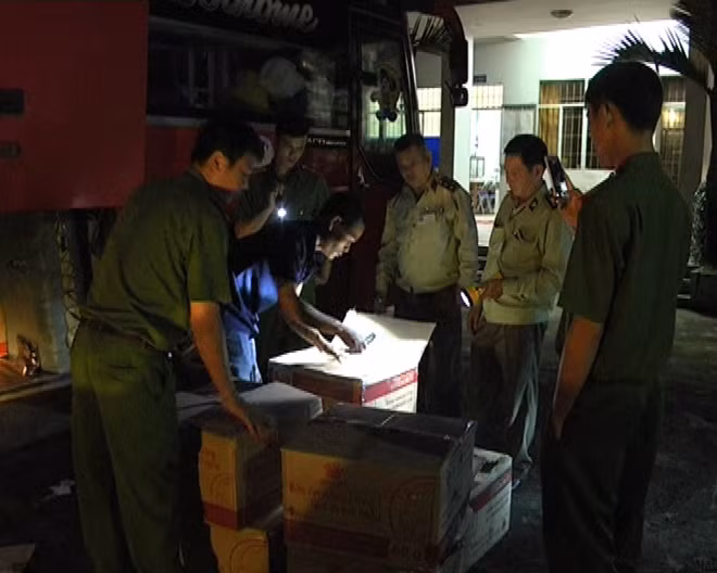 Số thuốc lá lậu bị phát hiện trên xe khách.
