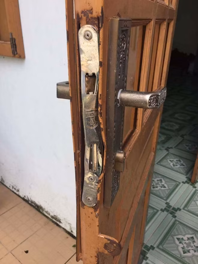 Khóa cửa bị tên trộm phá hỏng.