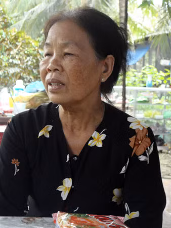 Bà H., mẹ chị Nga đau đớn vì mất con.