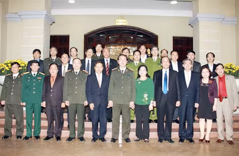 Đại tướng Trần Đại Quang và Đoàn công tác Bộ Công an chụp ảnh lưu niệm với Tỉnh ủy Hà Nam.
