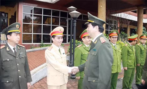 Bộ trưởng Trần Đại Quang với cán bộ Công an tỉnh Nam Định.