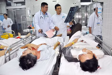 Thực hiện hội chẩn tại giường cho các trường hợp bệnh nhân đa chấn thương tại khoa cấp cứu.