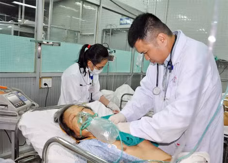 Cấp cứu ngoại viện từ tỉnh chuyển về Khoa Cấp cứu- BV Chợ Rẫy.