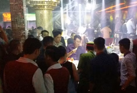 Cơ quan chức năng kiểm tra một vũ trường ở TP HCM.