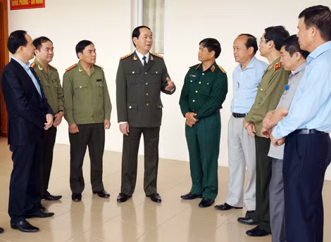 Bộ trưởng Trần Đại Quang trao đổi với lãnh đạo Học viện Quốc phòng và các học viên.