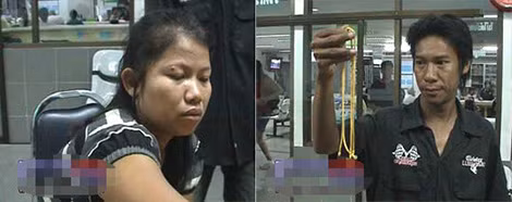 Một phụ nữ bán vàng giả bị cảnh sát bắt giữ (ảnh trái) và cảnh sát Thái Lan với dây chuyền vàng giả.