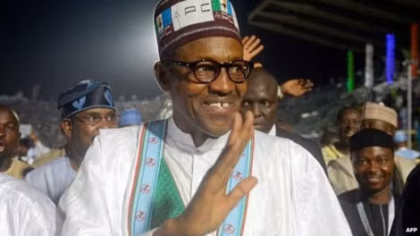 Tân Tổng thống M. Buhari vẫy chào người hâm mộ trước kết quả bầu cử.