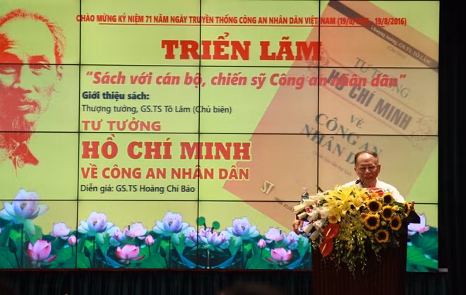 GS.TS Hoàng Chí Bảo, diễn giả của buổi giới thiệu sách.