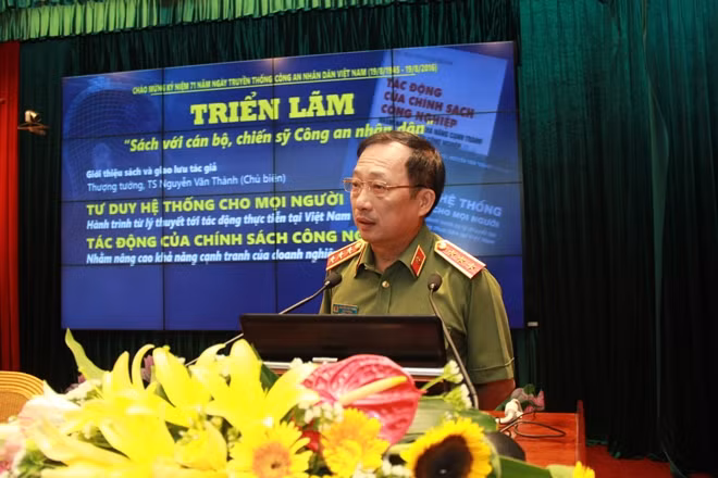 Thứ trưởng Nguyễn Văn Thành giới thiệu về 2 cuốn sách của mình.