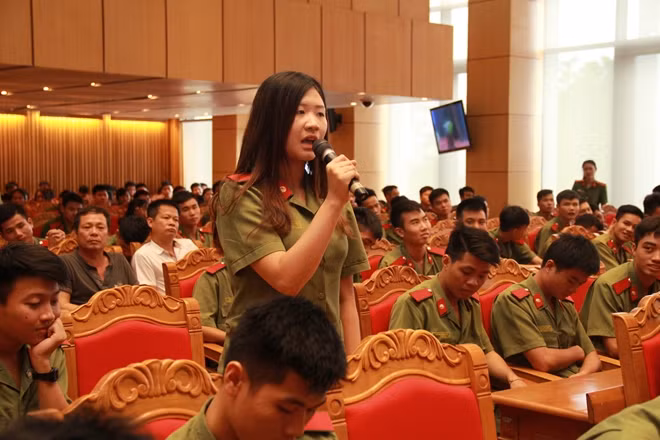 Độc giả giao lưu tại buổi tọa đàm.