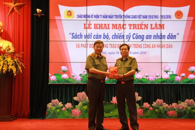 Bộ trưởng Tô Lâm tặng sách cho Thư viện CAND.