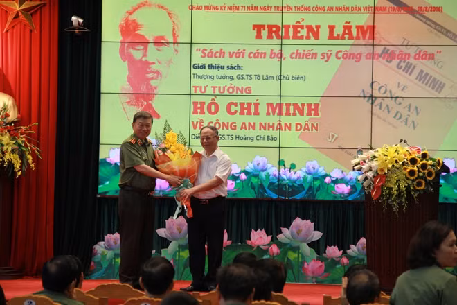 Bộ trưởng Tô Lâm tặng hoa GS.TS Hoàng Chí Bảo.