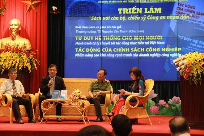 PGS.TS Trần Đình Thiên phân tích về cuốn sách.