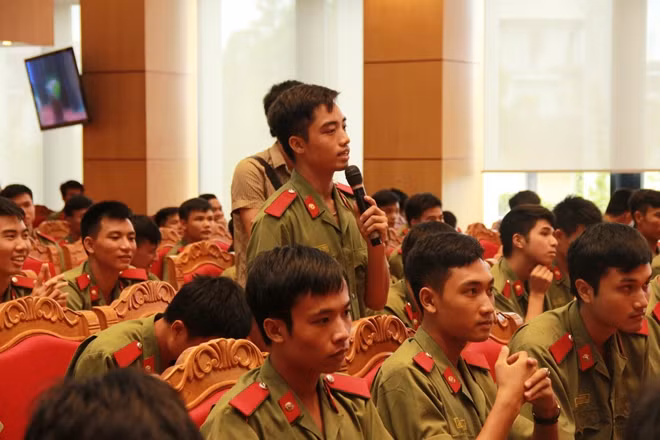 Độc giả giao lưu tại buổi tọa đàm.