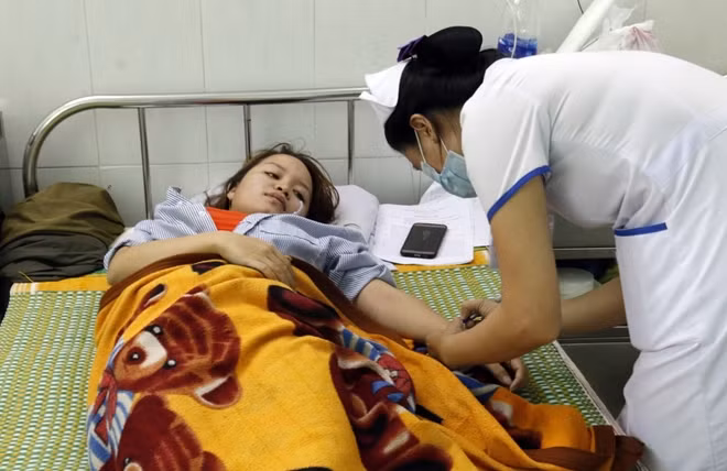 Cô giáo Mai vẫn phải điều trị tại bệnh viện Đa khoa Vĩnh Đức khi sức khỏe và tinh thần bị suy sụp.