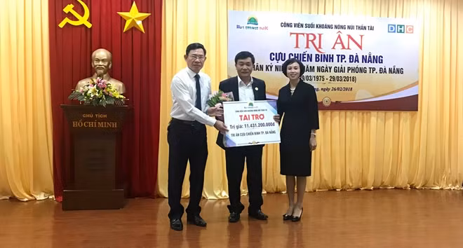 Đại diện Công viên suối khoáng nóng Núi Thần Tài trao tặng phần quà trị giá tương đương 11,5 tỷ đồng cho các cựu chiến binh trên địa bàn thành phố Đà Nẵng.