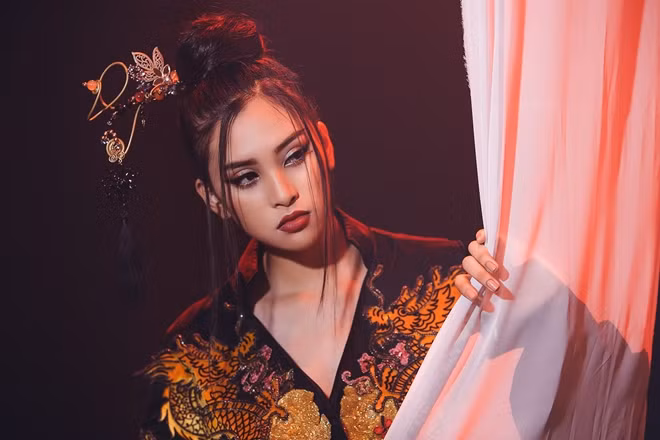 Hoa hậu Tiểu Vy khoe tài năng tại Miss World bằng cover với ca khúc Lạc Trôi.