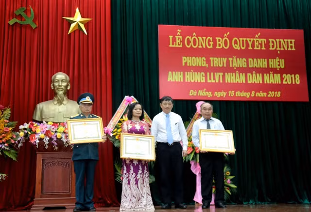 Phó Chủ tịch UBND TP Đà Nẵng Đặng Việt Dũng trao tặng Bằng Danh hiệu Anh hùng Lực lượng vũ trang nhân dân cho các cá nhân và đại diện gia đình.