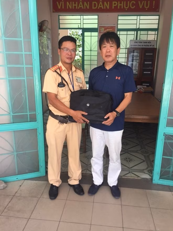 Đại úy Nguyễn Phan Ngọc Tiến trao trả lại tài sản bị đánh rơi cho du khách OGAQUA.