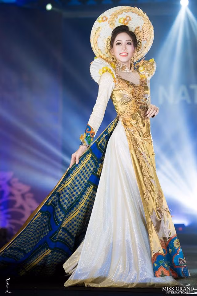 Trang phục dân tộc Áo dài “Ngũ Phụng Tề Phi” của đại diện Việt Nam - Bùi Phương Nga đã thực sự toả sáng, nổi bật và tạo ấn tượng tại phần thi National Custome – Trang phục dân tộc của cuộc thi Hoa hậu Hoà bình Quốc tế - Miss Grand International 2018