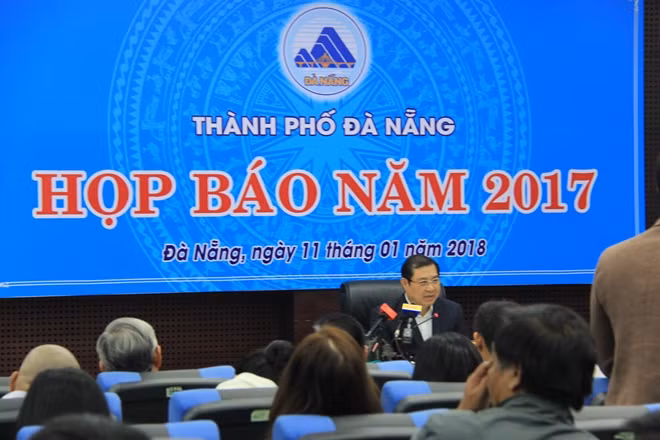 Chủ tịch UBND Tp. Đà Nẵng Huỳnh Đức Thơ chủ trì cuộc họp báo cuối năm 2017 vào sáng ngày 11-1.