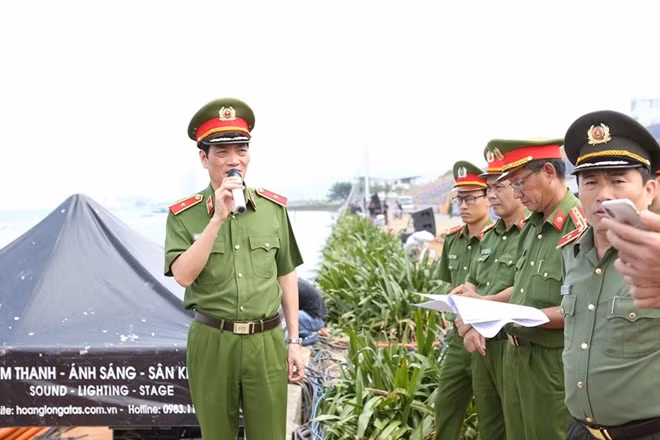 Thiếu tướng Đoàn Việt Mạnh dẫn đầu đoàn liên ngành kiểm tra công tác PCCC&CNCH tại khu vực sân khấu, khán đài DIFF 2018.
