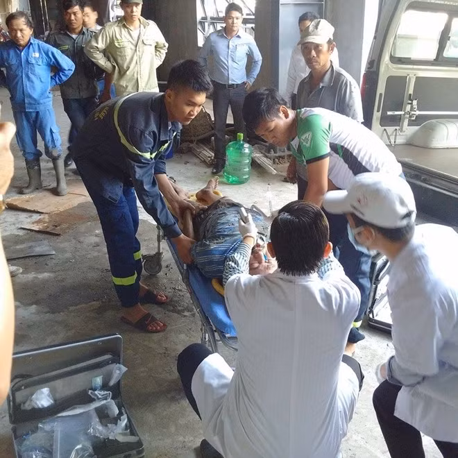 Những công nhân bị thương đã được lực lượng CS PCCC cứu hộ đưa ra khỏi hiện trường để cấp cứu