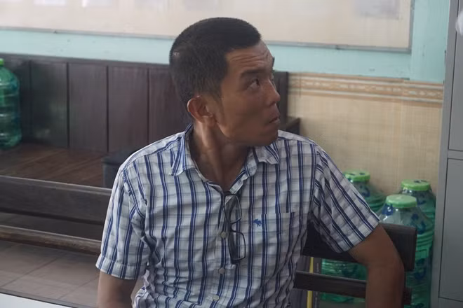 Đối tượng phá hoại tài sản Nguyễn Hoàng Phước bị tạm giữ tại cơ quan Công an.