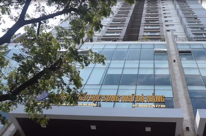 Nhiều người dân hốt hoảng tìm cách chạy toán khỏi tòa nhà khi xảy ra vụ cháy tại chung cư Fhome.