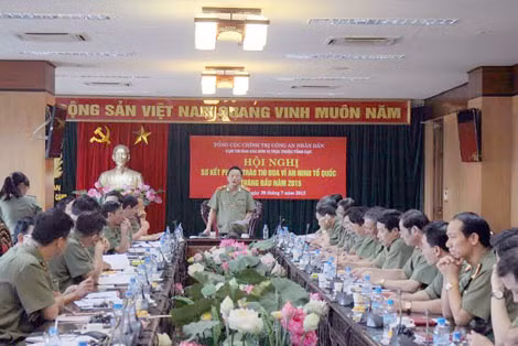 Thiếu tướng Nguyễn Quang Chữ, Phó Tổng cục trưởng Tổng cục Chính trị CAND phát biểu chỉ đạo tại Hội nghị.