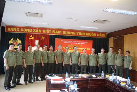 Thiếu tướng Nguyễn Quang Chữ, Phó Tổng cục trưởng Tổng cục Chính trị CAND với các đại biểu tham dự Hội nghị.