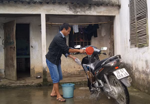 Anh Bùi Văn Mẫn đã vượt lên quá khứ trở lại với đời thường.