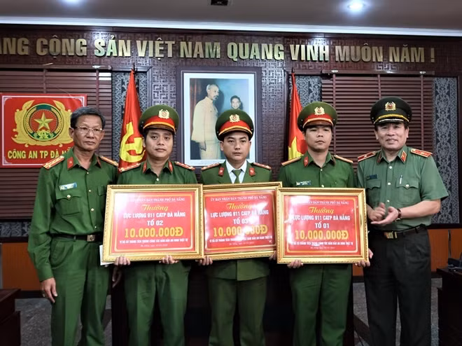 Lãnh đạo Công an TP Đà Nẵng trao số tiền "thưởng nóng" của UBND TP cho các tổ 911